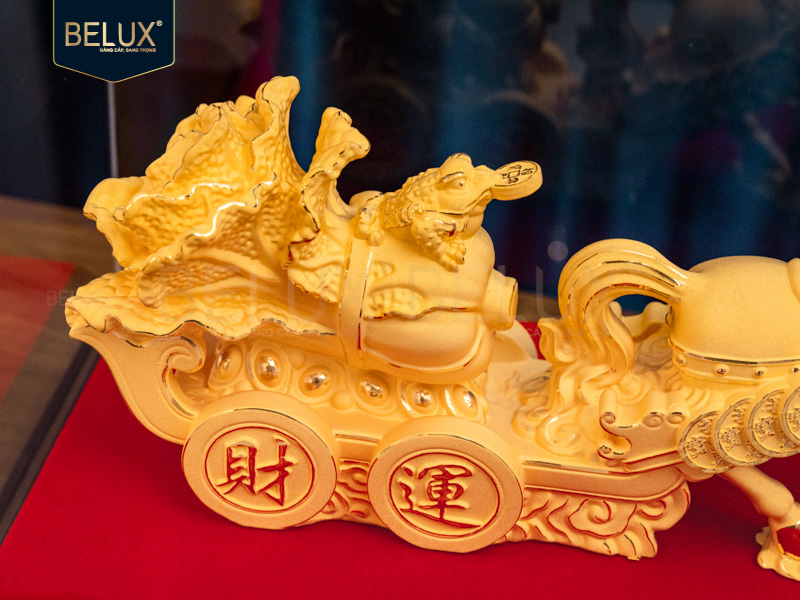 Tượng Ngựa Kéo Củ Cải dát vàng cát&nbsp;30.5x6.3x15cm